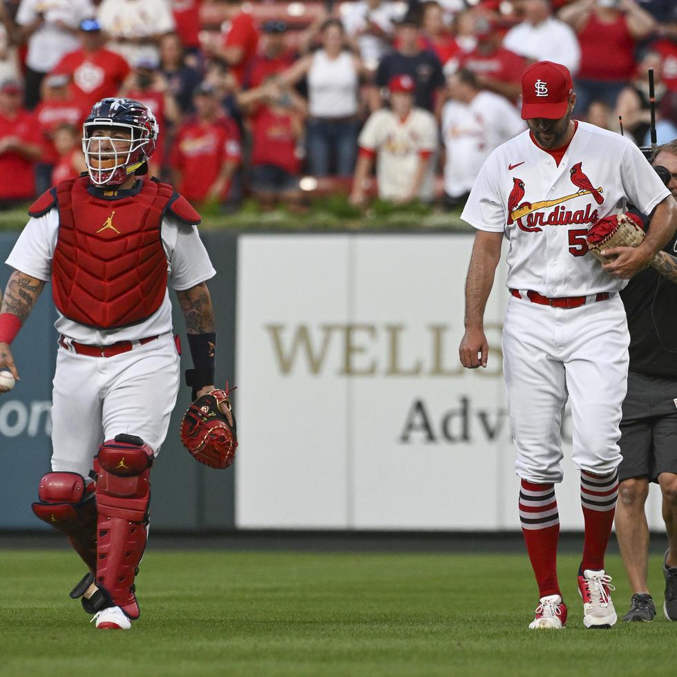 El puertorriqueño Yadier Molina y el lanzador Adam Wainwright, de los Cardinals de San Luis.