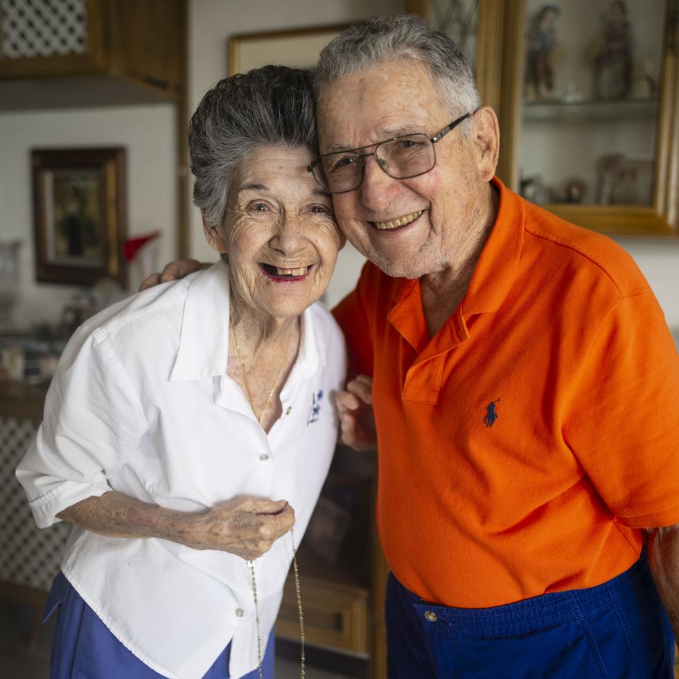 Carmen Lucía Méndez González, de 95,  junto a su amado Ramón "Totón" Méndez, de 97 años de edad.