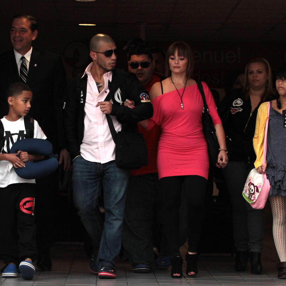 Miguel Cotto con su familia en una imagen del 2011, cuando llegó a la isla tras superar a Ricardo Mayorga.