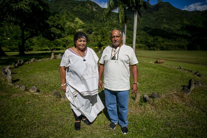 El abuelo Makutok (“bastón”), cacique de la tribu Yuké, y la abuela Kukuya (“luz en la oscuridad”) honra los ritos taínos en el barrio Coabey de Jayuya.