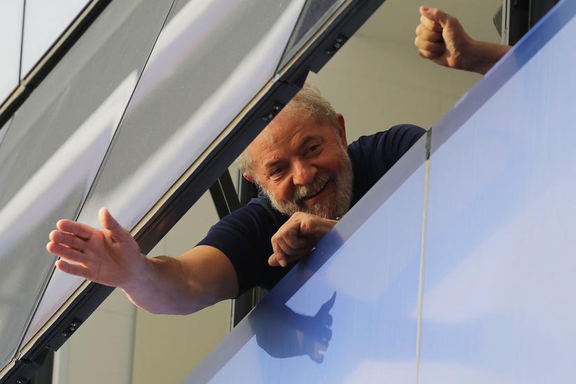 El ex presidente brasileño Luiz Inacio Lula da Silva saluda desde una ventana de la sede del Sindicato de Obreros Metalúrgicos en Sao Bernardo do Campo, Brasil. (AP)