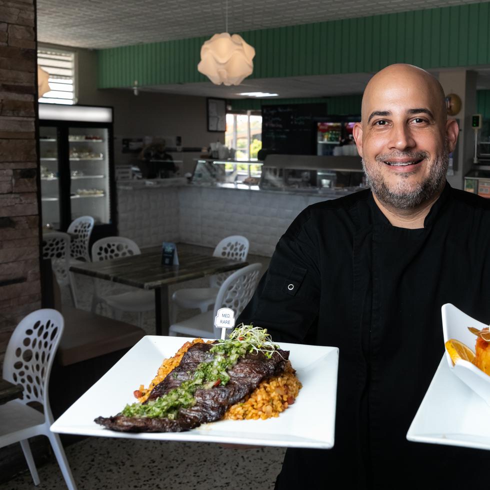 El chef y propietario Eric Pellot Dumeng muestra dos de los platos que se sirven en el establecimiento de comida.