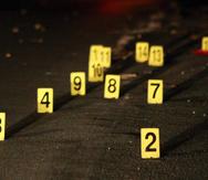 Una guagua que se ocupó en la escena, también, presentaba múltiples impactos de proyectil de bala.