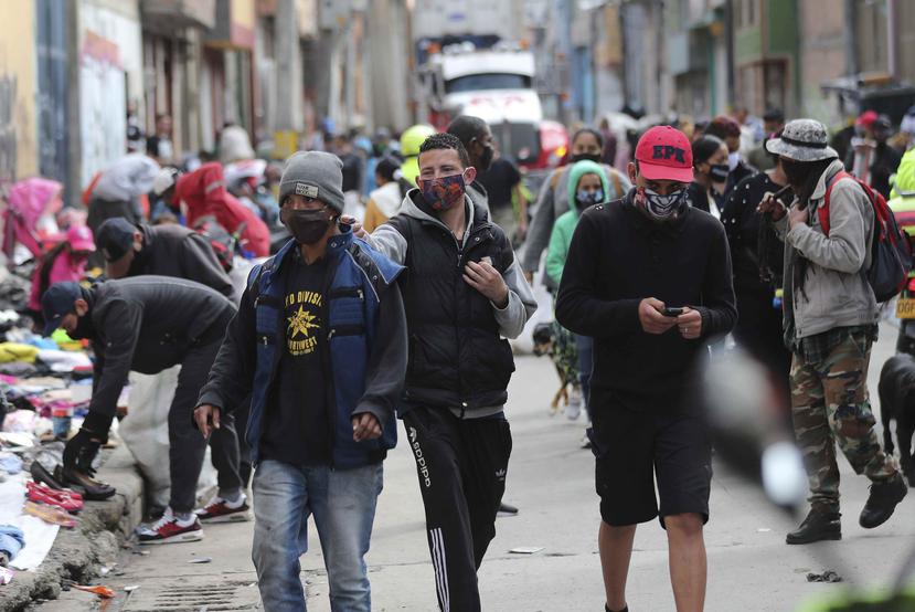 Varias personas caminando por el mercado Corabastos en Bogotá, Colombia. (AP)