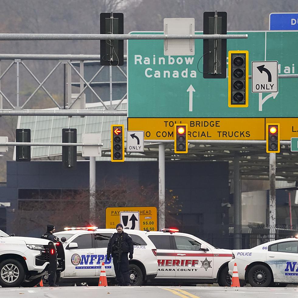 La presencia policial en el Puente Rainbow Bridge, cerca de Niagara Falls, Nueva York.