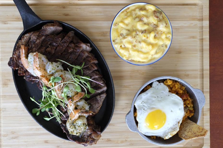 “Steak Mesa” con camarones, arroz mamposteao y mac and cheese.