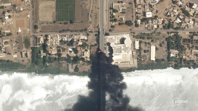 En esta imagen de satélite de Planet Labs PBC se ve un incendio cerca de un hospital en Jartum, Sudán.