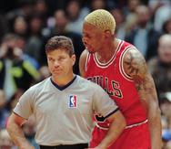 En la temporada de 1996, el polémico jugador de los Bulls, Dennis Rodman, le dio un cabezazo al árbitro Ted Bernhardt en un partido ante los Nets de Nueva Jersey.