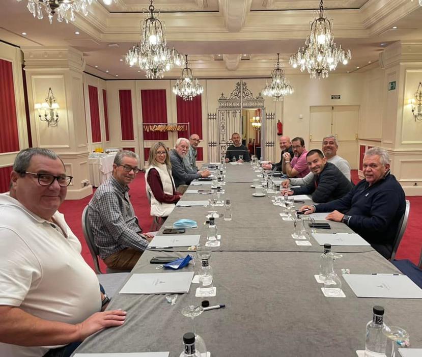 Integrantes de la Junta de Directores reunidos durante la Convención de Medio Año de la AGC-PR, que se llevó a cabo en España, a principios de marzo de 2022.