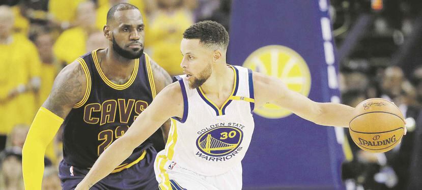 Stephen Curry, con el balón, y LeBron James, defendiéndolo, han sido los pilares de los Warriors y de los Cavaliers, respectivamente, en los últimos años. (AP)