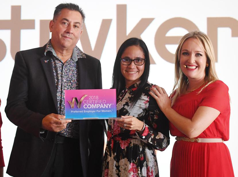 Desde la izquierda: Los ejecutivos Carlos Rivera y Liza Rosado, de Stryker, reciben de manos de Frances Ríos el galardón W Certified Company 2018.