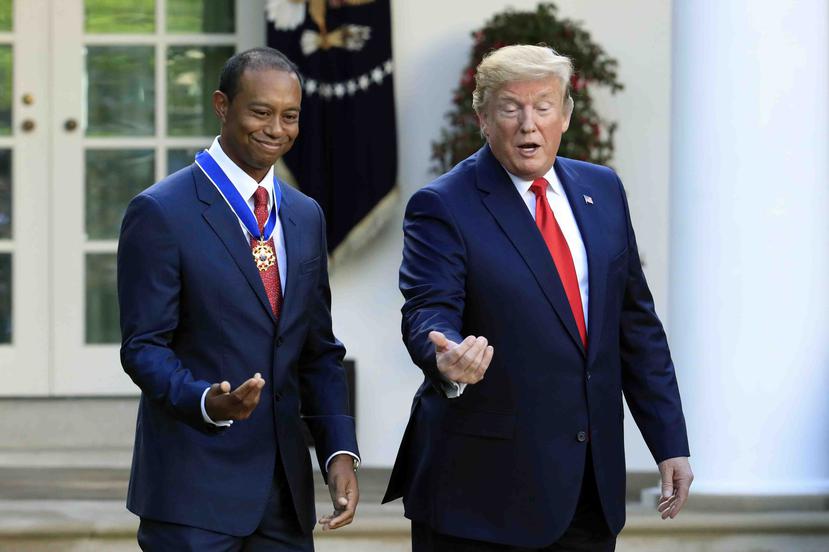 Donald Trump y Tiger Woods invitan a la primera dama, Melania Trump, y a la familia del golfista a acompañarlos en las escalinatas. (AP / Manuel Balce Ceneta)