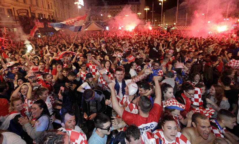 Los fans de Croacia celebrando la semifinal contra Inglaterra. (AP)