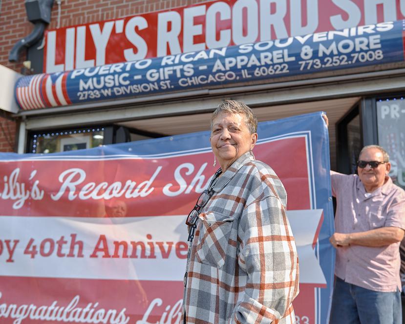 Imagen de Carmen "Lily" Martínez, propietaria de Lily's Record Store, una tienda icónica boricua en el corazón del Barrio de Chicago.