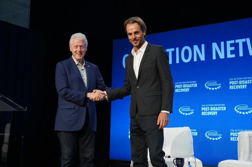 El expresidente estadounidense Bill Clinton junto a Jeff Palmer, fundador de TBL Tourism, entidad que creará un “social enterprise hotel” en Loíza. (Suministrada)