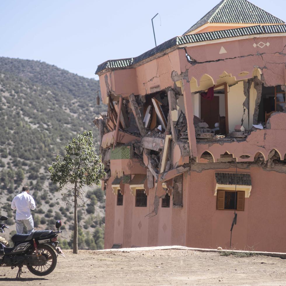 Un hombre observa los daños que sufrió un hotel en el poblado de Moulay Brahim ubicado cerca del epicentro del terremoto de magnitud 6.8 que afectó a Marruecos tarde en la noche del viernes.