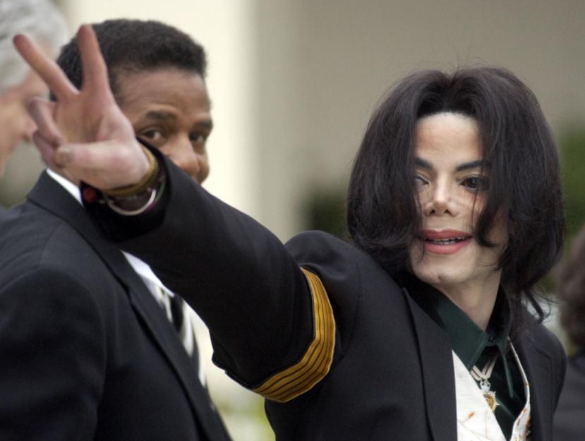 Dos hombres acusan a Michael Jackson de abusar de ellos repetidamente cuando eran niños. (AP)