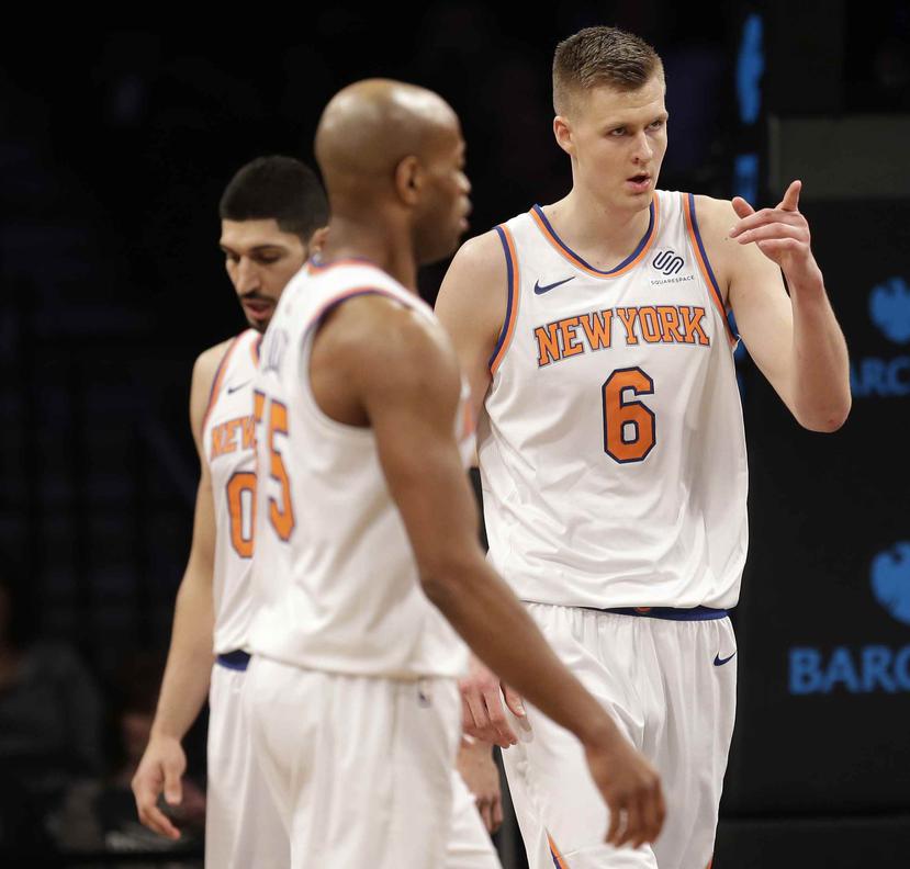 Kristaps Porzingis (6), de los Knicks de Nueva York, festeja luego de encestar en la segunda mitad del encuentro ante los Nets de Brooklyn. (AP / Seth Wenig)