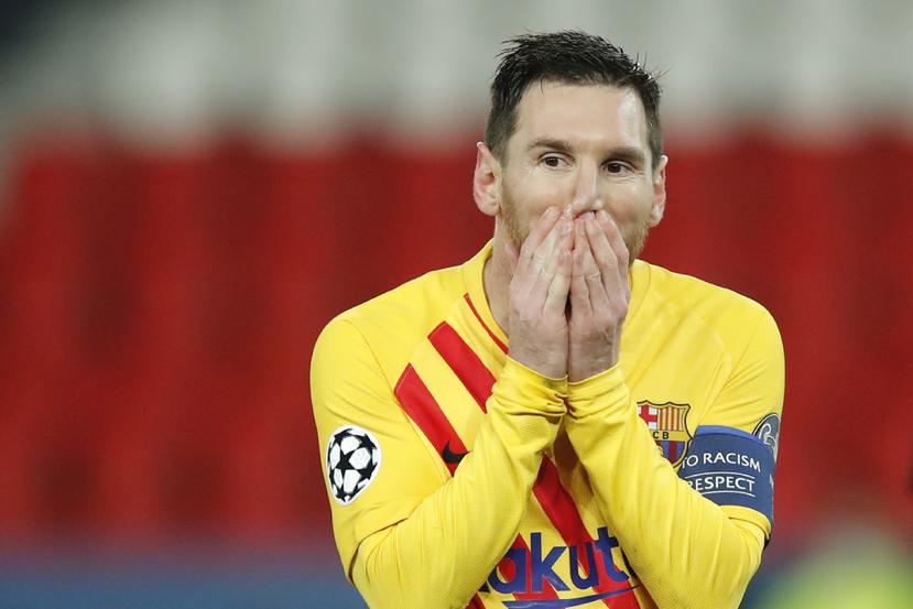 Lionel Messi del Barcelona reacciona tras marcar un penal ante el Paris Saint-Germain en los octavos de final de la Liga de Campeones.