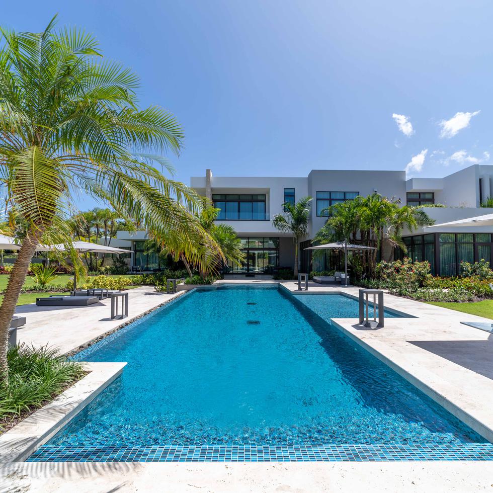 Las propiedades residenciales en Dorado Beach aún se pueden vender por encima de los $10 millones, incluso si no están ubicadas frente a a la playa.