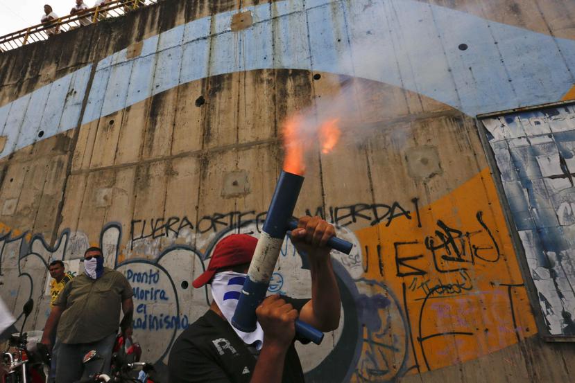 Un manifestante dispara un mortero casero mientras que otros se reúnen por los 100 días de protestas para exigir la renuncia del presidente Daniel Ortega. (AP / Alfredo Zúniga)