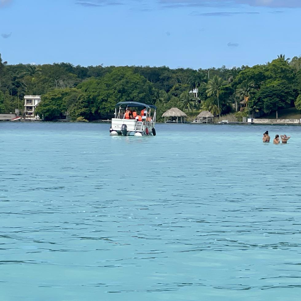 A la laguna Bacalar se puede llegar en auto desde Cancún o en barco desde el puerto Costa Maya, donde atracan cruceros como MSC Seashore.