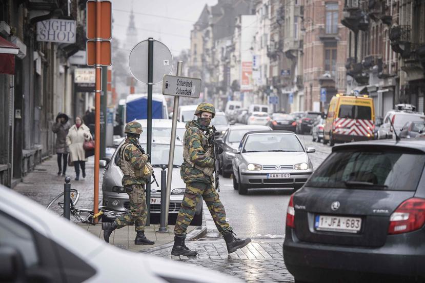 Dos soldados vigilan un área en Bruselas. (EFE)