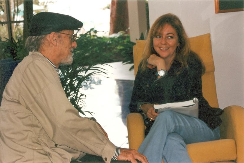 En esta foto de archivo aparece el poeta e intelectual cubano Roberto Fernández Retamar junto a la escritora y columnista Mayra Montero. (Suministrada)
