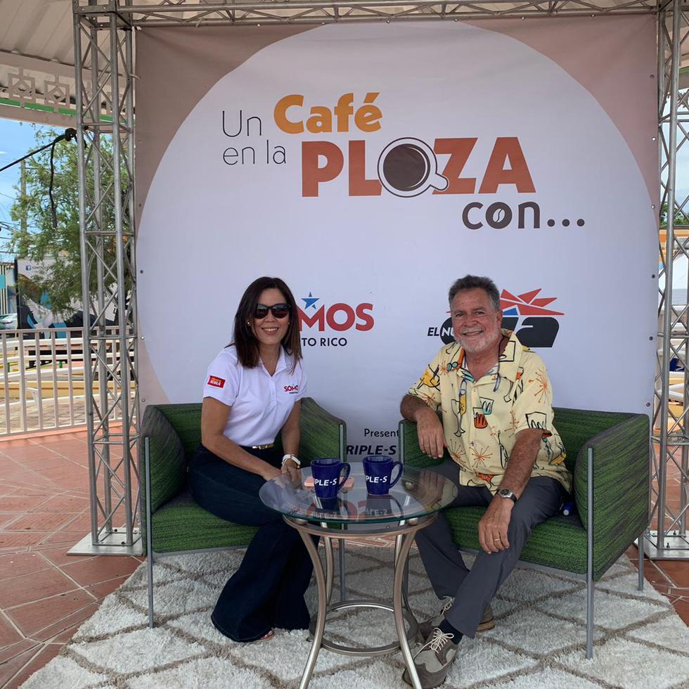 Luisito Vigoreaux conversa con la reportera Rosalina Marrero desde la plaza pública de Ceiba.
