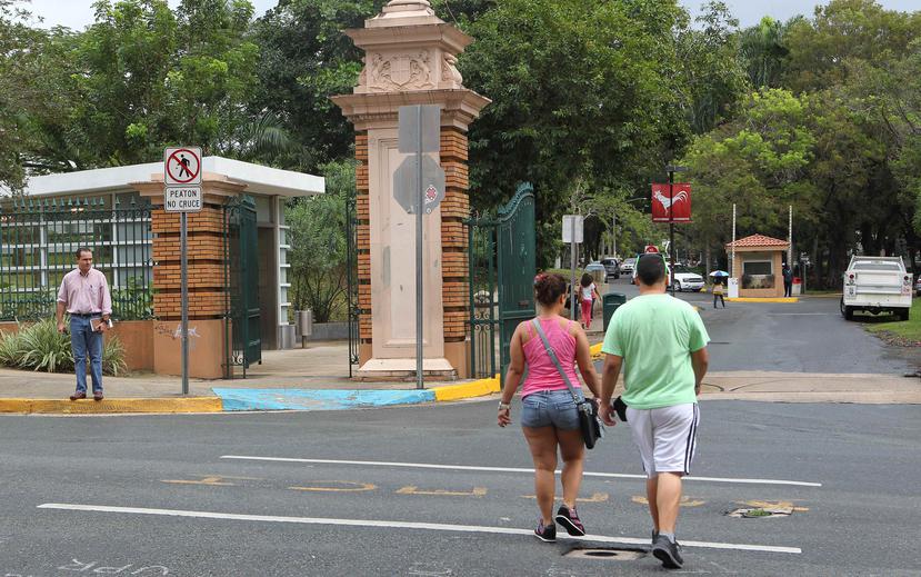 Varios universitarios caminan hacia una de las entradas del recinto de Río Piedras de la Universidad de Puerto Rico. (GFR Media)