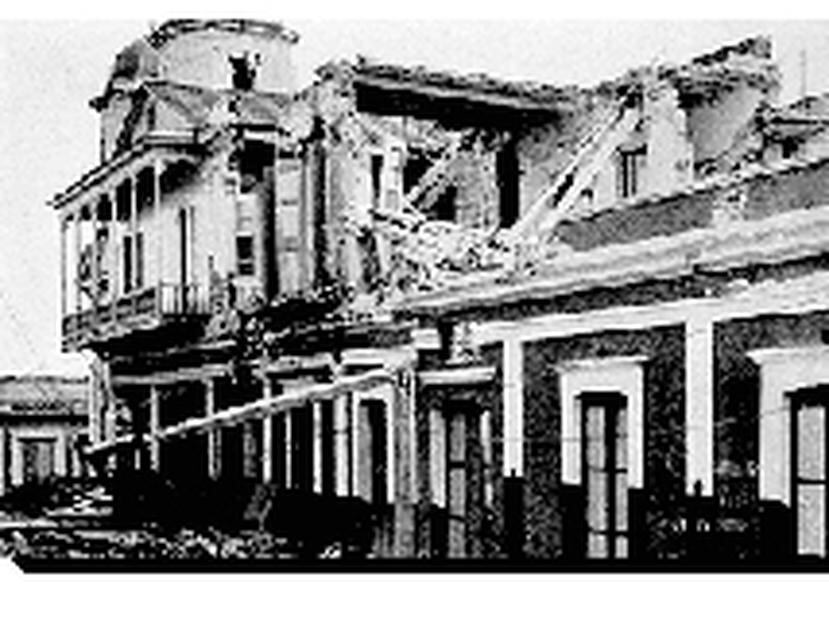Casa en Mayagüez de techo plano en ladrillos. Frente a esta se aprecía un poste telefónico hecho de concreto reforzado, roto por el terremoto de 1918. (Suministrada/http://redsismica.uprm.edu)