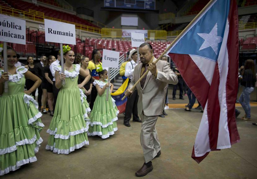 El bailarín Mike Rivera carga la bandera de Puerto Rico.