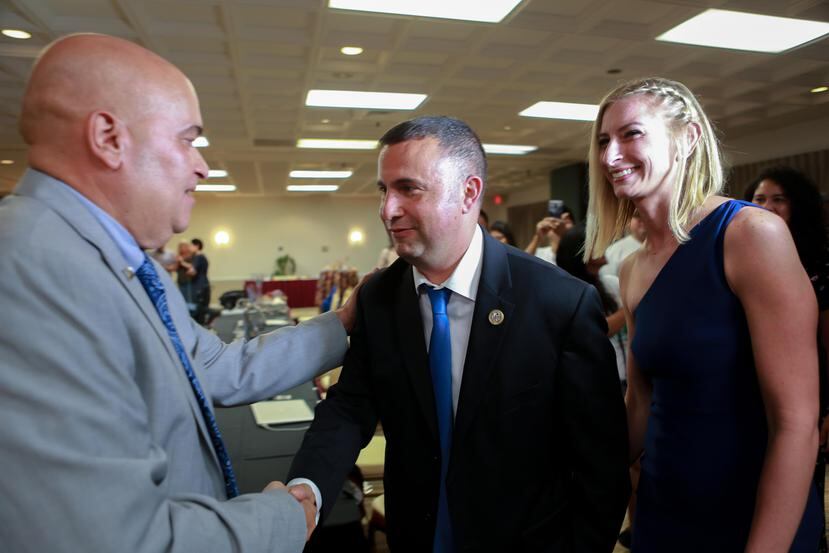 Darren Soto, congresista de ascendencia puertorriqueña junto a su esposa Amanda, la noche de las primarias. (GFR Media)