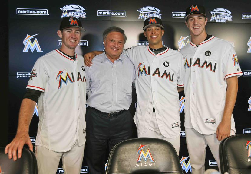 Jeffrey Loria ha sido el dueño de los Marlins de Miami desde el 2002. (segundo de izquierda a derecha) (AP / Wilfredo Lee)