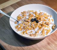 Un estudio encontró que el consumo de cereales con leche 90 minutos antes de acostarse puede contribuir con el control de peso, siempre y cuando se trate de cereales de grano entero. (Pixabay)
