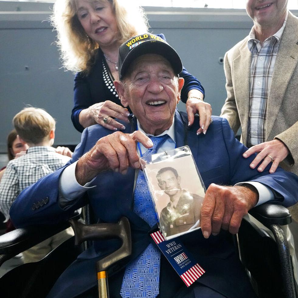 El veterano de la Segunda Guerra Mundial, Joseph Eskenazi, quien a los 104 años y 11 meses de edad es el veterano vivo de mayor edad que sobrevivió al ataque a Pearl Harbor.