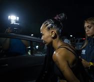 La mujer arrestada fue escoltada por agentes de HSI y de la Policía de Puerto Rico para ser llevada a una patrulla de la Uniformada.