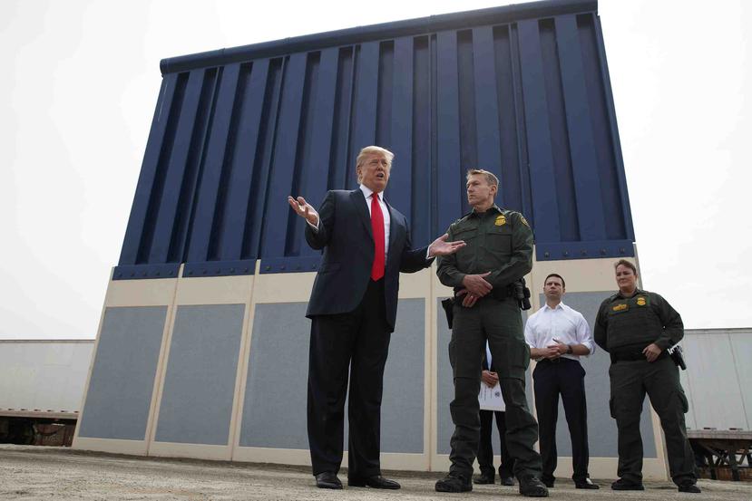 Foto tomada el 13 de marzo del 2018 del presidente estadounidense Donald Trump frente a un prototipo del muro que él quiere construir en la frontera con México, en San Diego, California. (AP/Evan Vucci, File)