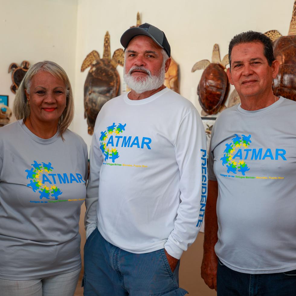 Al centro, el presidente y fundador de Atmar, Luis Crespo, junto a los voluntarios Zenaida Burgos y Francisco Sánchez.