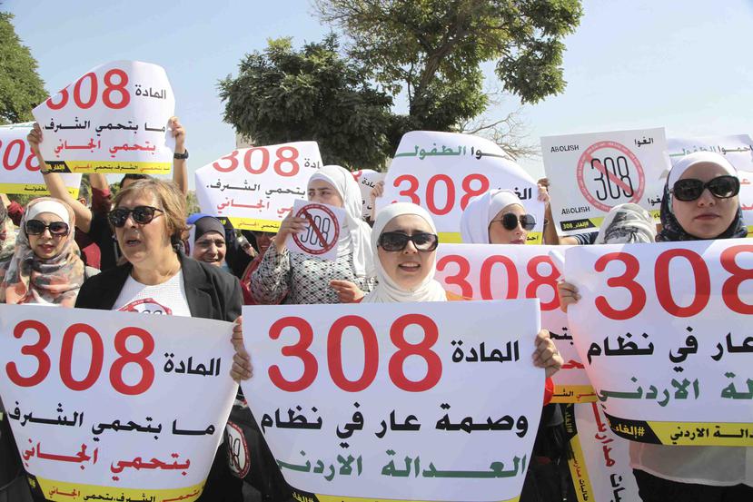 Un grupo de mujeres manifestantes reclaman sus derechos. (The Associated Press)
