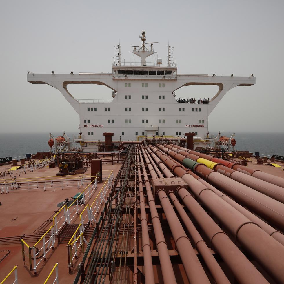 Este mes varias de las principales navieras a nivel mundial, como la danesa Maersk, la alemana Hapag-Lloyd, la italo-suiza Mediterranean Shipping Company (MSC) y la francesa CMA CGM, informaron que sus navíos no transitarían más la ruta del Mar Rojo para moverse entre África y Europa.