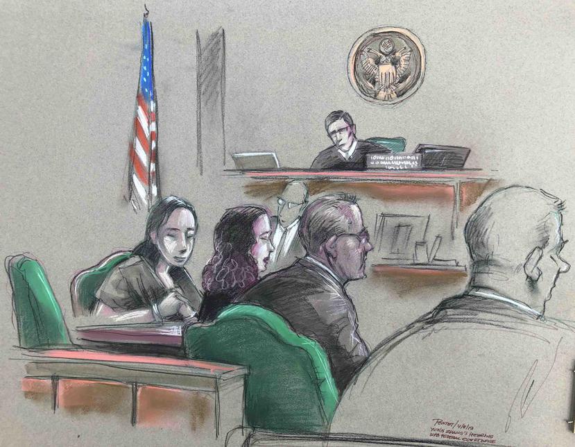 En este dibujo, Yujing Zhang, izquierda, asiste el lunes a una vista ante el juez federal  William Matthewman. (Daniel Pontet via AP)