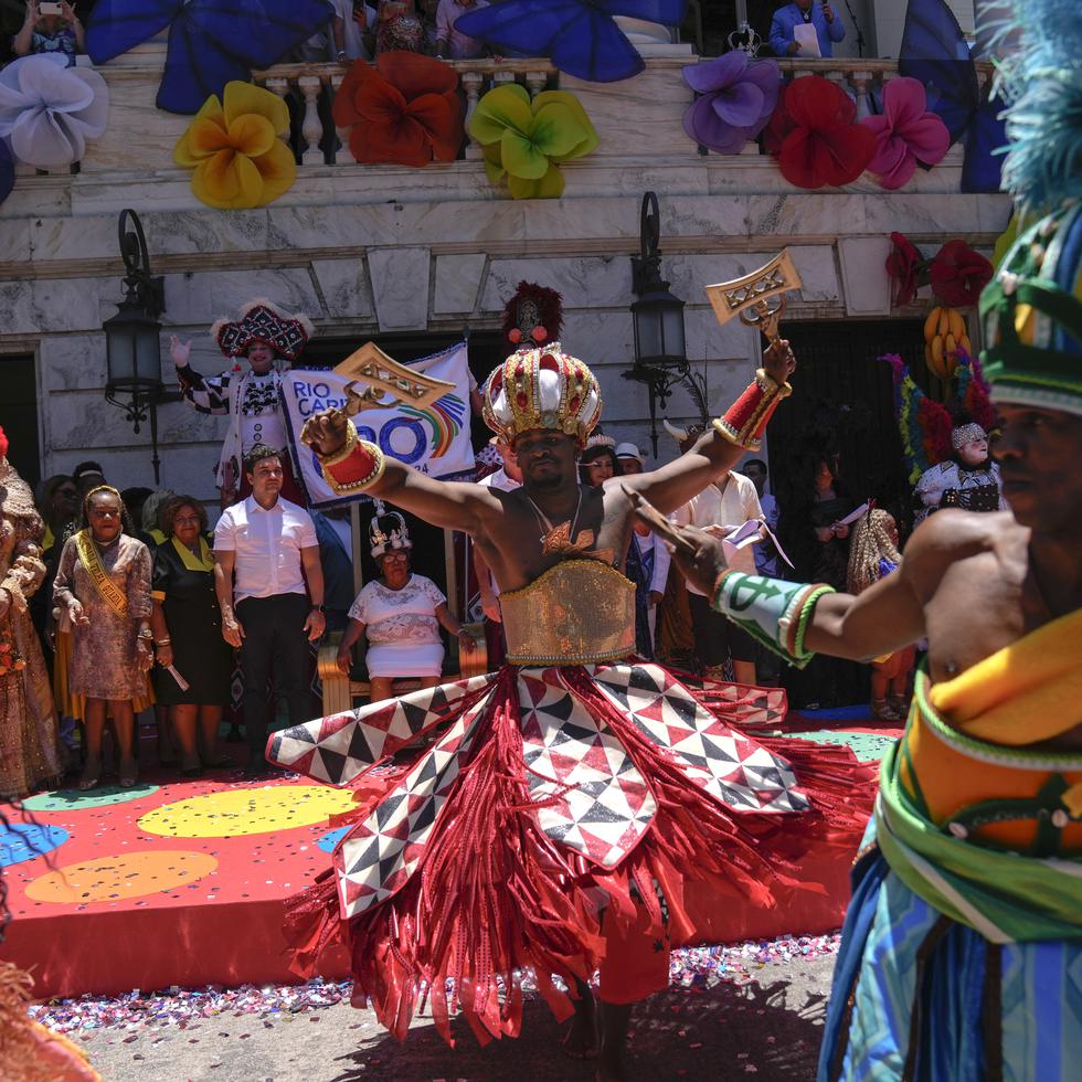 Dos hombres bailan antes de la ceremonia que marca el inicio oficial del Carnaval n Brasil.