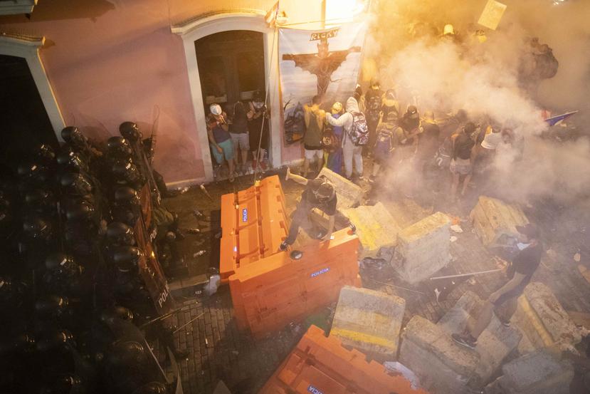 Los Policías y los manifestantes se enfrentaron durante las manifestaciones para exigir la renuncia del gobernador Ricardo Rosselló. (GFR Media)