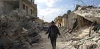 Un hombre camina entre edificios derribados por un devastador sismo, en la localidad de Jinderis, en la provincia de Alepo, Siria, el 14 de febrero de 2023. Reabrieron las escuelas en el noroeste de Siria el sábado 25 de febrero de 2023, luego de permanecer cerradas durante casi tres semanas debido al sismo que asoló esta región en poder de los rebeldes, informaron las autoridades locales. Muchos niños permanecen en estado de shock. (AP Foto/Ghaith Alsayed)
