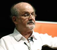 El autor Salman Rushdie habla sobre los inicios de su carrera literaria durante la Feria del Libro de Mississippi, en Jackson, Mississippi, el 18 de agosto de 2018.