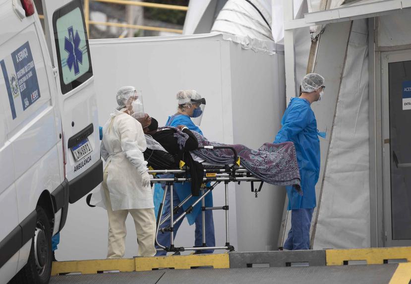 Un paciente con síntomas del nuevo coronavirus es transportado hasta un hospital en Río de Janeiro, Brasil. (AP)