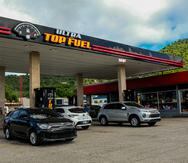 En la estación de gasolina, Top Fuel, en Yabucoa, consumidores buscaban cargar sus autos con gasolina ante el posible paso de la tormenta tropical Bret.