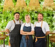 De izquierda a derecha, los chefs Julio Cartagena,  Janine Booth y Jeff McInnis, a cargo del restaurante Trova Coastal Kitchen en Palmas del Mar.