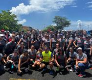 Raymond Arrieta junto a voluntarios recorrió 10.2 millas desde el Malecón de Naguabo hasta la plaza pública de Ceiba en el segundo día de la caminata Da VIda a beneficios de los pacientes con cáncer del Hospital Oncológico de Centro Médico.